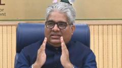 अरावली की नई परिभाषा से जुड़े विवाद पर जारी बयान के संदर्भ में एक व्यक्ति का चित्र।