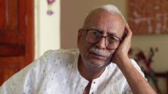 हिंदी साहित्य के प्रसिद्ध लेखक और कवि विनोद कुमार शुक्ल अपने निवास पर शांत मुद्रा में बैठे हुए