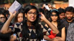 "दिल्ली में उन्नाव रेप केस के दोषी कुलदीप सिंह सेंगर के ख़िलाफ़ विरोध प्रदर्शन करते लोग। प्रदर्शनकारी एक बैनर पकड़े हुए हैं।"