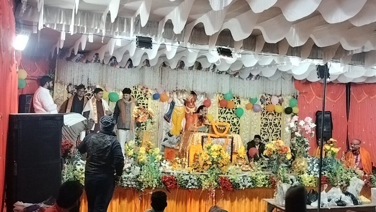लउवाडीह में भागवत कथा के मंच पर कलाकारों का सम्मान — H.N. Rai ने प्रदान किए प्रमाण-पत्र - उत्तर प्रदेश, धर्म / पंचांग