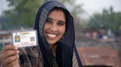 आधार-पैन से जुड़े नियमों के तहत पहचान पत्र दिखाती ग्रामीण महिला