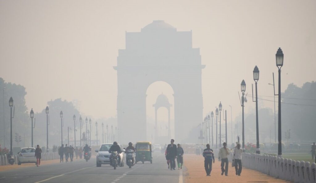 Delhi NCR me ghana kohra aur bhari pradushan, shehar me smog se janjeevan prabhavit