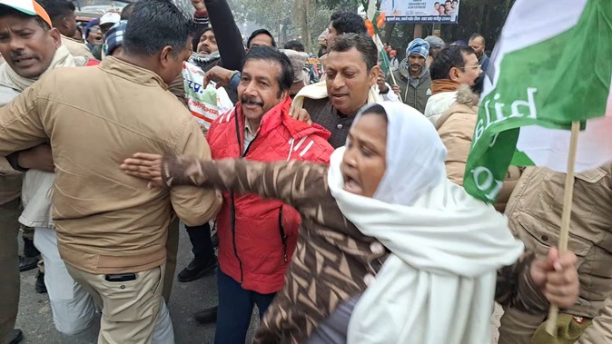 प्रदर्शन के दौरान कांस्टेबल को थप्पड़ मारती कांग्रेस महिला जिलाध्यक्ष महबूब निशा