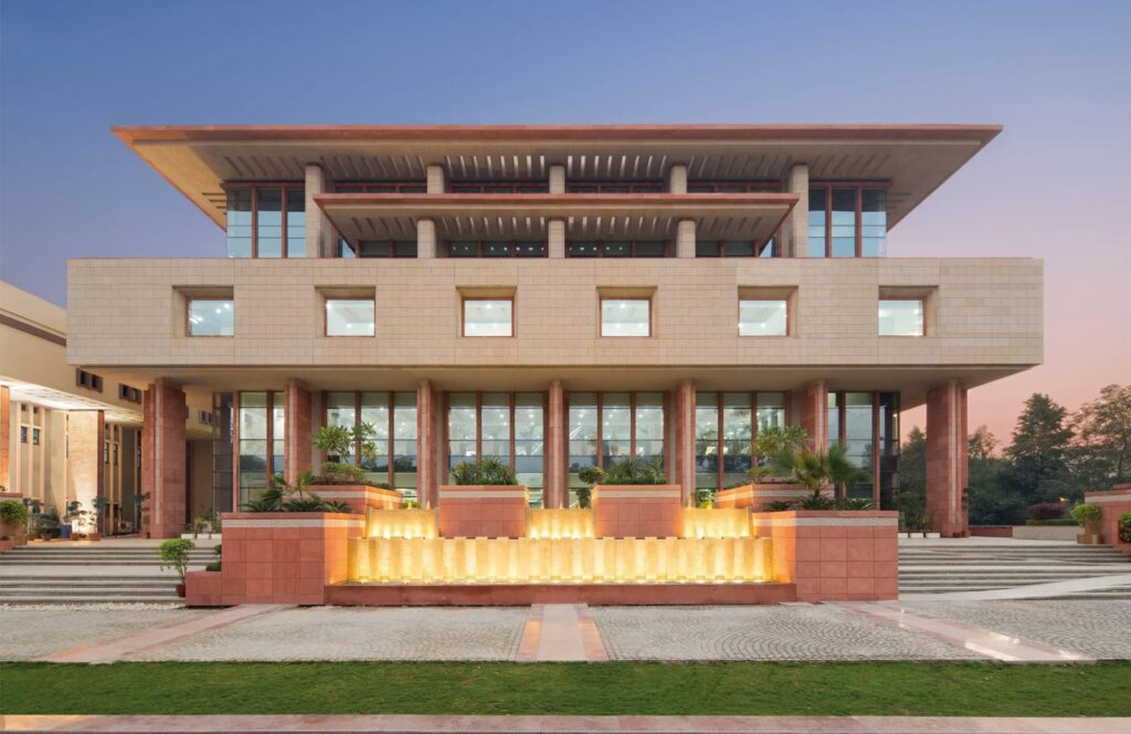 राष्ट्रीय समाचार से जुड़ी न्यायिक, प्रशासनिक और नीतिगत गतिविधियों का प्रतीक सरकारी भवन