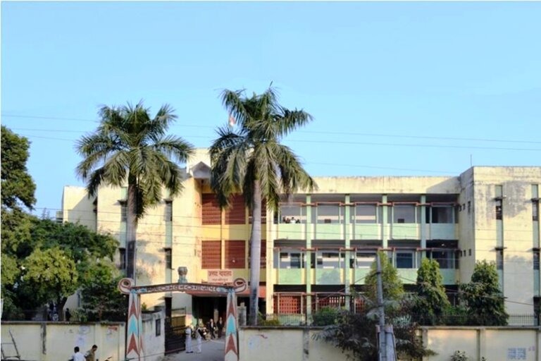 न्यायिक गतिविधियों से जुड़ा स्थानीय दृश्य