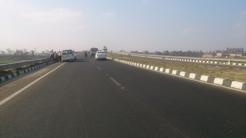 उत्तर प्रदेश में राष्ट्रीय राजमार्ग संख्या 31 पर गाजीपुर–बलिया खंड का सड़क दृश्य