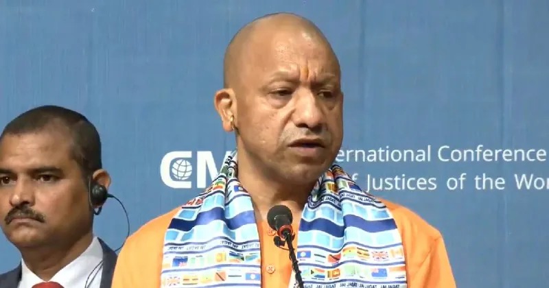 मुख्यमंत्री योगी आदित्यनाथ शीतलहर के बीच उत्तर प्रदेश में स्कूल बंद करने को लेकर बयान देते हुए