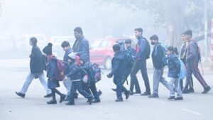 उत्तर प्रदेश में घने कोहरे और ठंड के बीच स्कूल जाते बच्चे, शीतलहर के कारण स्कूल बंद