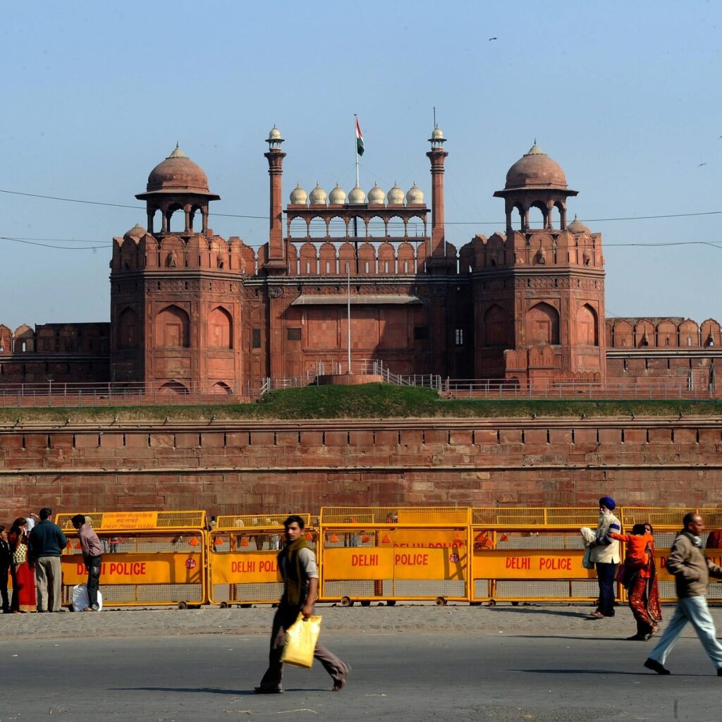 दिल्ली का लाल किला, जहां हुए विस्फोट के पीड़ित अब भी मुआवजे के इंतजार में हैं