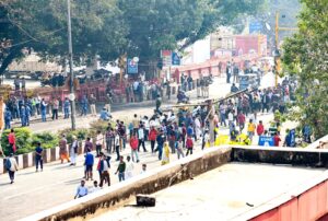 दिल्ली के लाल किले के आसपास भारी भीड़ और सुरक्षा व्यवस्था, विस्फोट के बाद की स्थिति