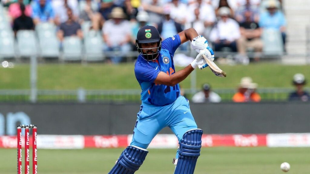 अभिषेक शर्मा भारत के लिए बल्लेबाजी करते हुए, T20 मैच में जोरदार शॉट खेलते हुए।