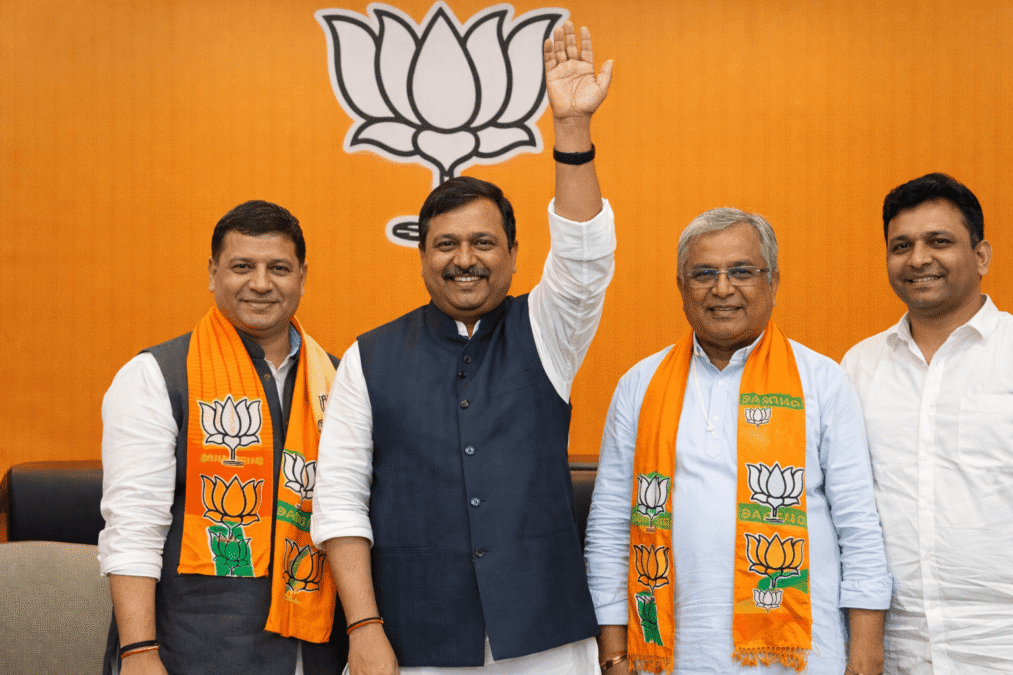 BJP नेता नितिन नवीन पार्टी मुख्यालय में समर्थकों के साथ