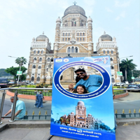 मुंबई महानगरपालिका भवन के सामने बीएमसी चुनाव के दौरान मतदान जागरूकता अभियान का पोस्टर