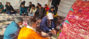 सुरतापुर स्थित चंदनी पब्लिक स्कूल में संगीतमय सुंदरकांड पाठ के दौरान पूजन करते विद्यालय के निदेशक नवीन राय और शिक्षकगण