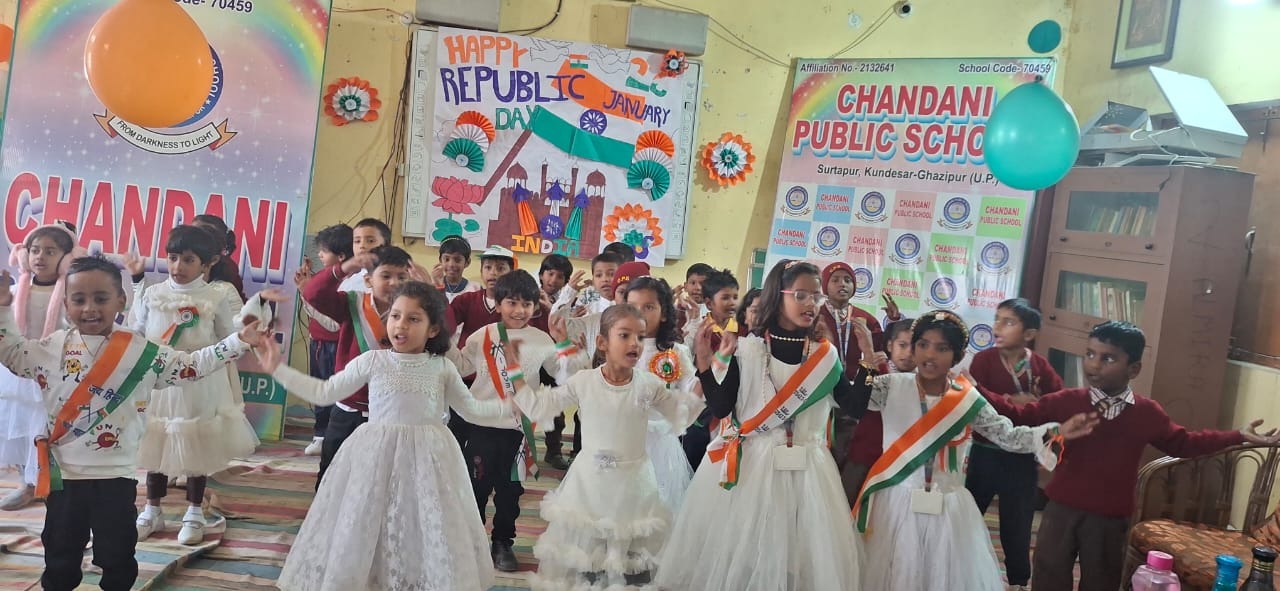 चंदनी पब्लिक स्कूल में 77वें गणतंत्र दिवस पर ध्वजारोहण करते निदेशक नवीन राय और प्रधानाचार्य प्रवीण पीयूष राय