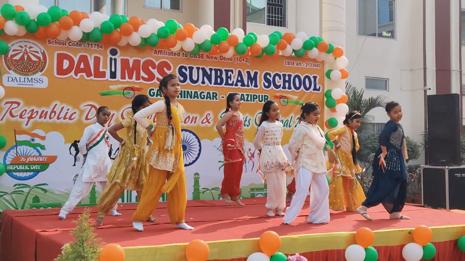 डालिम्स सनबीम स्कूल गांधीनगर में 77वें गणतंत्र दिवस पर ध्वजारोहण करते निदेशक हर्ष राय और प्रधानाचार्य डॉ. प्रेरणा राय