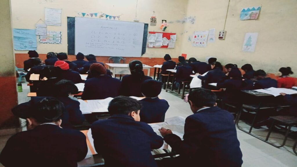 ज्ञान केरला मेगा क्विज की प्रारंभिक परीक्षा के दौरान कक्षा में प्रश्न हल करते विद्यार्थी