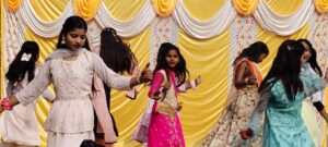 Glorious Public School, लौवाडीह में 77वें गणतंत्र दिवस समारोह के दौरान सांस्कृतिक नृत्य प्रस्तुत करती छात्राएँ
