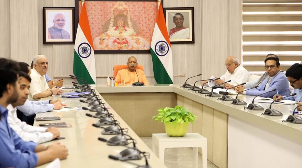 लखनऊ में मुख्यमंत्री योगी आदित्यनाथ उत्तर प्रदेश दिवस की तैयारियों की समीक्षा बैठक करते हुए