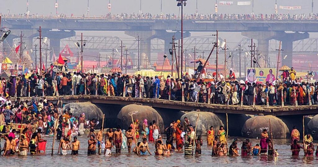 प्रयागराज माघ मेला 2026 के दौरान संगम क्षेत्र में स्नान करते श्रद्धालु और pontoon पुल पर भीड़