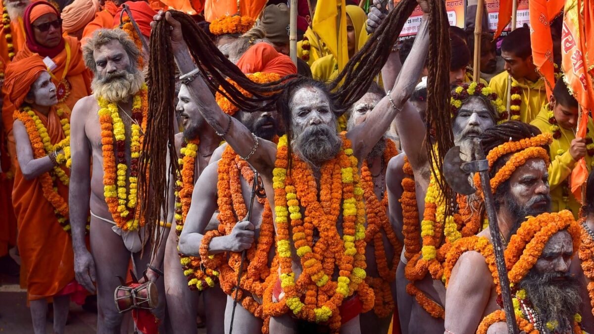 माघ मेला 2026 में अखाड़ों के साथ नागा साधुओं का पारंपरिक जुलूस