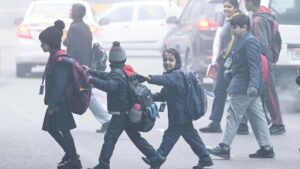 उत्तर प्रदेश में कड़ाके की ठंड और घने कोहरे के कारण जनजीवन प्रभावित