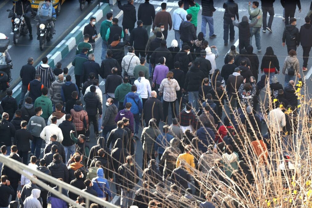 ईरान में महंगाई और आर्थिक संकट के खिलाफ सड़कों पर उतरे लोग, विरोध प्रदर्शन का दृश्य