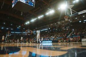 अमेरिका में कॉलेज बास्केटबॉल मैच के दौरान खेल का रोमांचक दृश्य