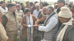 ग्रीनफील्ड एक्सप्रेसवे पर कलवट निर्माण की मांग को लेकर ग्रामीण उपजिलाधिकारी मुहम्मदाबाद को ज्ञापन सौंपते हुए