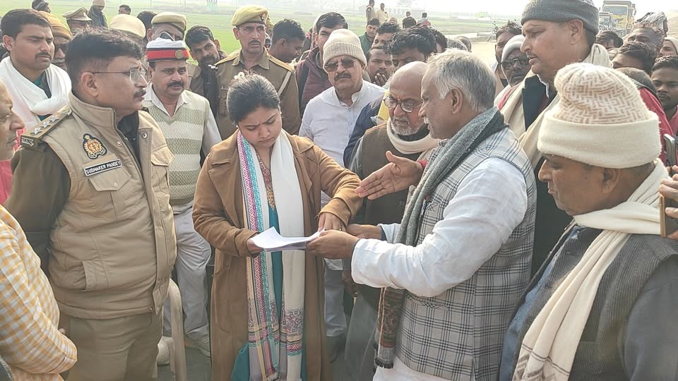 ग्रीनफील्ड एक्सप्रेसवे पर कलवट निर्माण की मांग को लेकर ग्रामीण उपजिलाधिकारी मुहम्मदाबाद को ज्ञापन सौंपते हुए