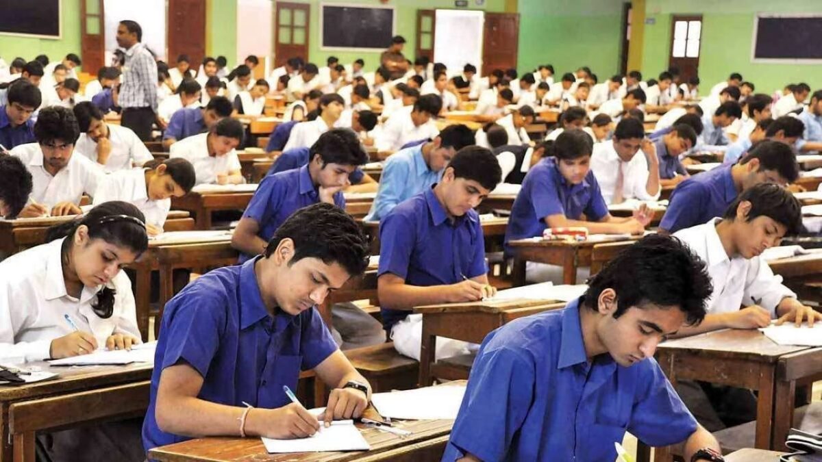 UGC NET दिसंबर 2025 परीक्षा के दौरान परीक्षा केंद्र पर अभ्यर्थी