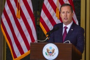 नई दिल्ली में अमेरिकी दूतावास में संबोधन देते अमेरिकी राजदूत सर्जियो गोर