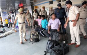 रेलवे स्टेशन पर संदिग्ध सामान की जांच करते जीआरपी और आरपीएफ के जवान