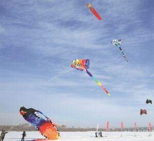 आसमान में उड़ती पतंग, जो युद्ध, विज्ञान और हवाई जहाज़ के विकास से जुड़े इतिहास का प्रतीक है