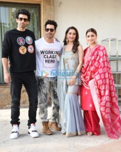 2016 के दौर में कपूर एंड संस फिल्म की पूरी स्टारकास्ट की साथ ली गई तस्वीर