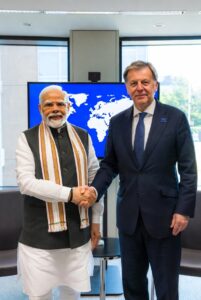 प्रधानमंत्री नरेंद्र मोदी और यूरोपीय संघ के प्रतिनिधि हाथ मिलाते हुए, भारत-EU रक्षा समझौते की तस्वीर।