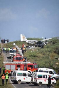 IAF का माइक्रोलाइट एयरक्राफ्ट प्रयागराज में क्रैश, इमरजेंसी टीम रेस्क्यू करती हुई, पायलट सुरक्षित।