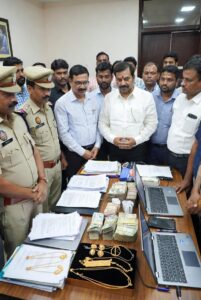 ED ने स्कूल जॉब्स स्कैम में TMC MLA की 57.78 करोड़ की संपत्ति जब्त की, कैश, गोल्ड और डॉक्यूमेंट्स की तस्वीर।