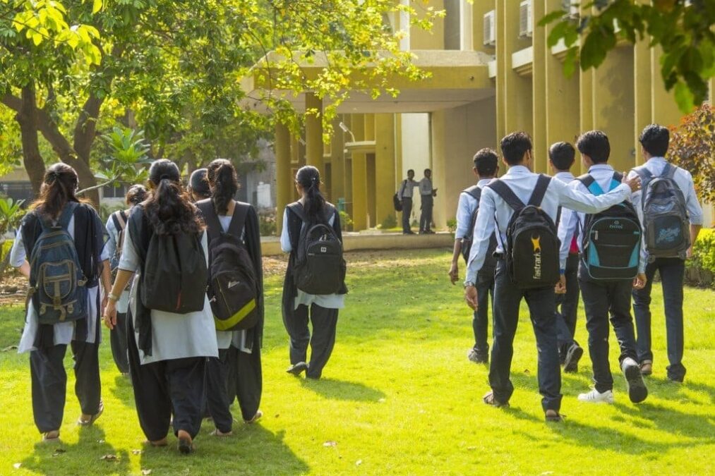 UGC के नए नियमों को लेकर जारी बहस के बीच भारतीय विश्वविद्यालय परिसर में छात्र