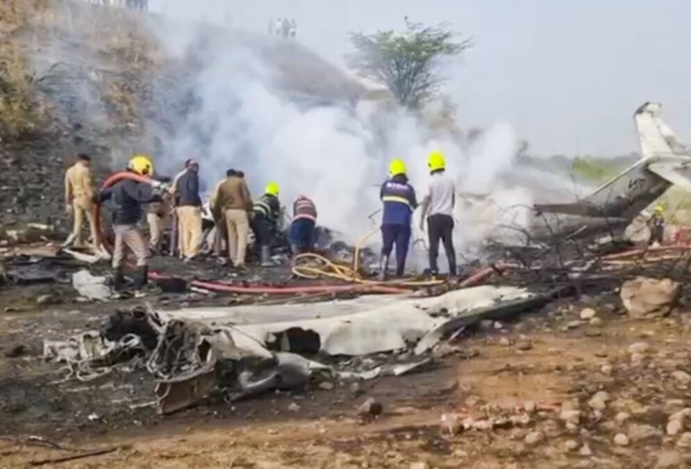 बारामती एयरपोर्ट पर विमान दुर्घटना के बाद राहत एवं बचाव कार्य, हादसे में महाराष्ट्र के डिप्टी सीएम अजित पवार समेत 5 लोगों की मौत