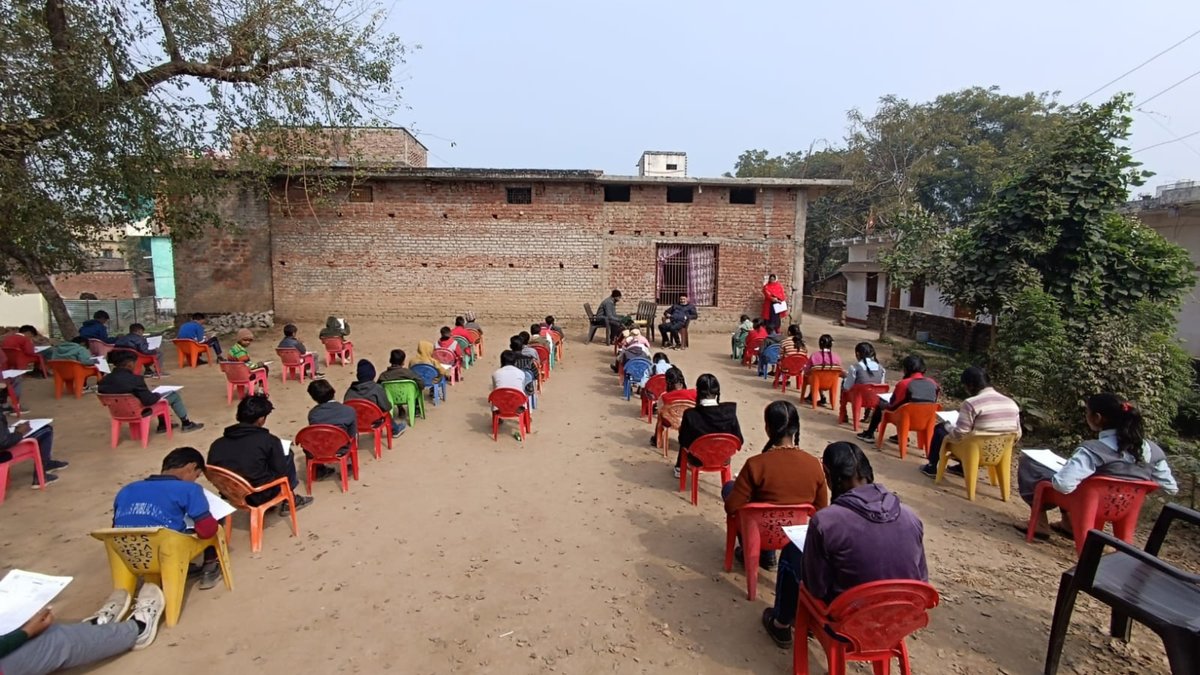 गाजीपुर जिले के लौवाडीह शाखा में ज्ञान केरल मेगा क्विज परीक्षा में विद्यार्थी