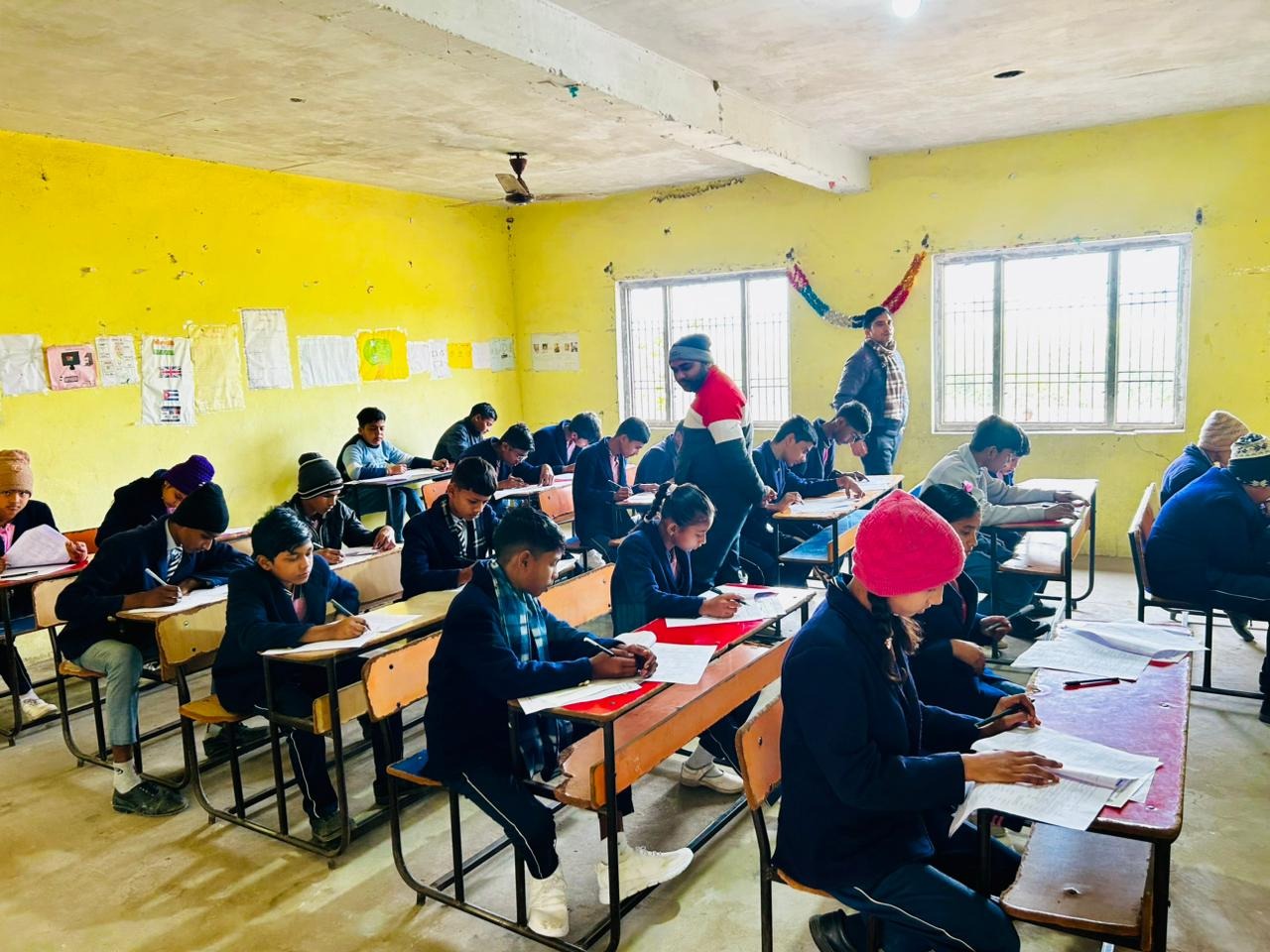 गाजीपुर जिले के महुई शाखा में ज्ञान केरल मेगा क्विज परीक्षा में विद्यार्थी