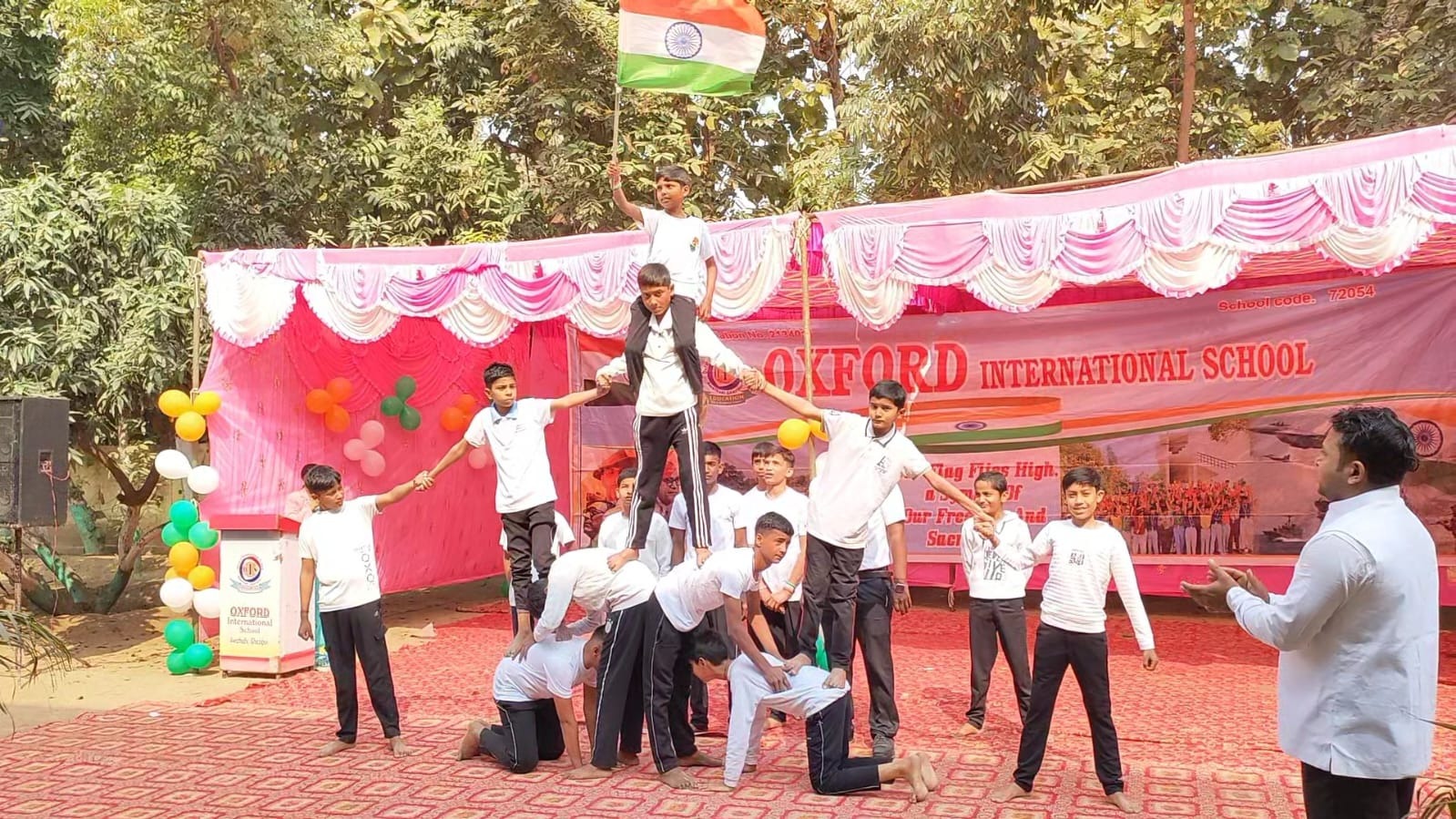 ऑक्सफोर्ड इंटरनेशनल स्कूल अवथही में 77वें गणतंत्र दिवस पर ध्वजारोहण करते प्रबंधक इन्द्रसेन राय