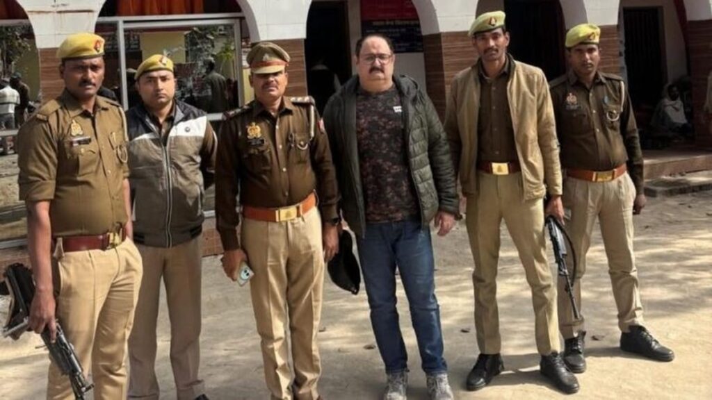 गाजीपुर पुलिस की बड़ी कार्रवाई में 25 हजार रुपये का इनामी अपराधी पुलिस टीम की मौजूदगी में गिरफ्तार