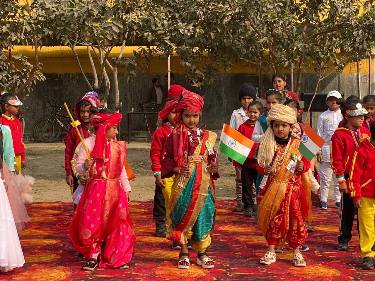 पी.आर. इंटरनेशनल स्कूल, करीमुद्दीनपुर में 77वें गणतंत्र दिवस पर ध्वजारोहण