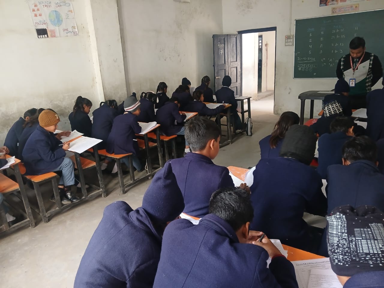 गाजीपुर जिले के रेवतीपुर शाखा में ज्ञान केरल मेगा क्विज परीक्षा में विद्यार्थी