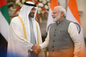 UAE राष्ट्रपति शेख मोहम्मद बिन जायद और प्रधानमंत्री नरेंद्र मोदी भारत यात्रा के दौरान मुलाकात करते हुए