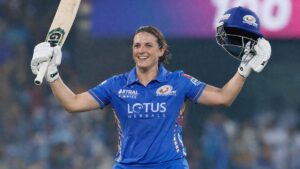 WPL इतिहास में पहला शतक लगाने के बाद जश्न मनाती हुई नेट स्किवर-ब्रंट