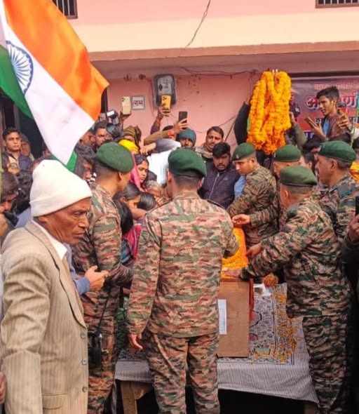 बदौली अदाई गांव में हवलदार पन्ना लाल राजभर को गार्ड ऑफ ऑनर देते सैनिक