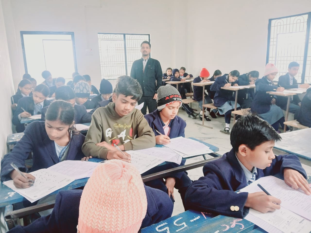 गाजीपुर जिले के यूसुफपुर शाखा में ज्ञान केरल मेगा क्विज परीक्षा में विद्यार्थी